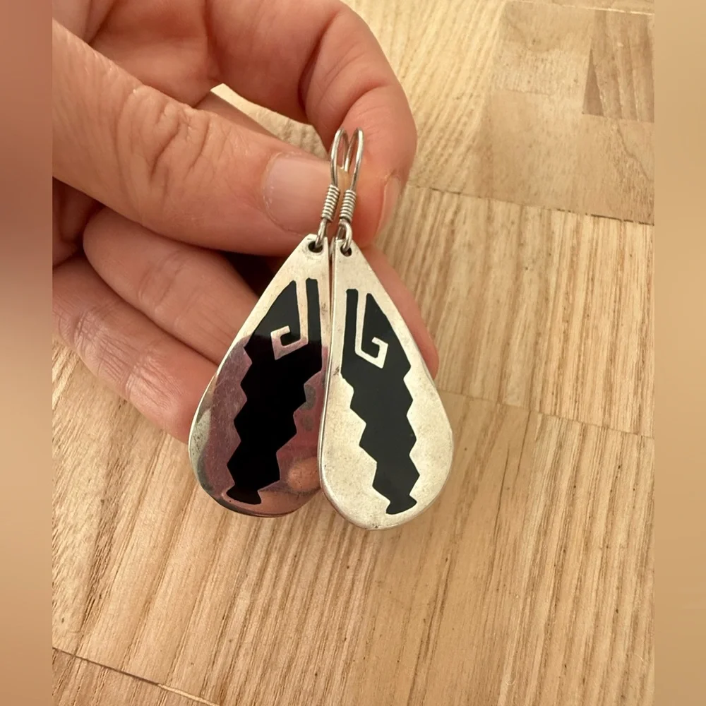 Vintage southwestern style 925 Sterling silver and black inlay teardrop earrings